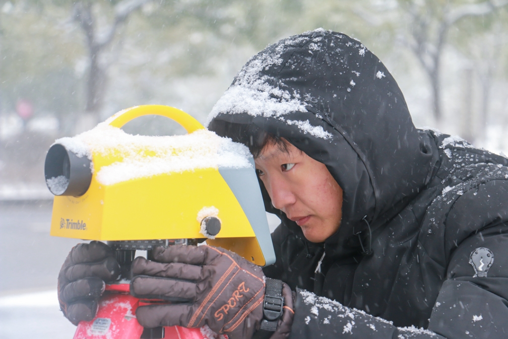 2018年1月27日，工程技術(shù)人員在雪中開展測量作業(yè)。