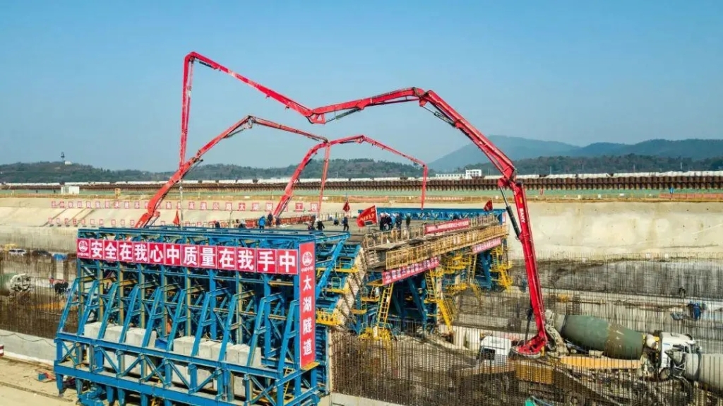 2019年1月18日，太湖隧道主體結(jié)構(gòu)頂板完成首次澆筑，隧道完整的主體結(jié)構(gòu)框架顯現(xiàn)出來。