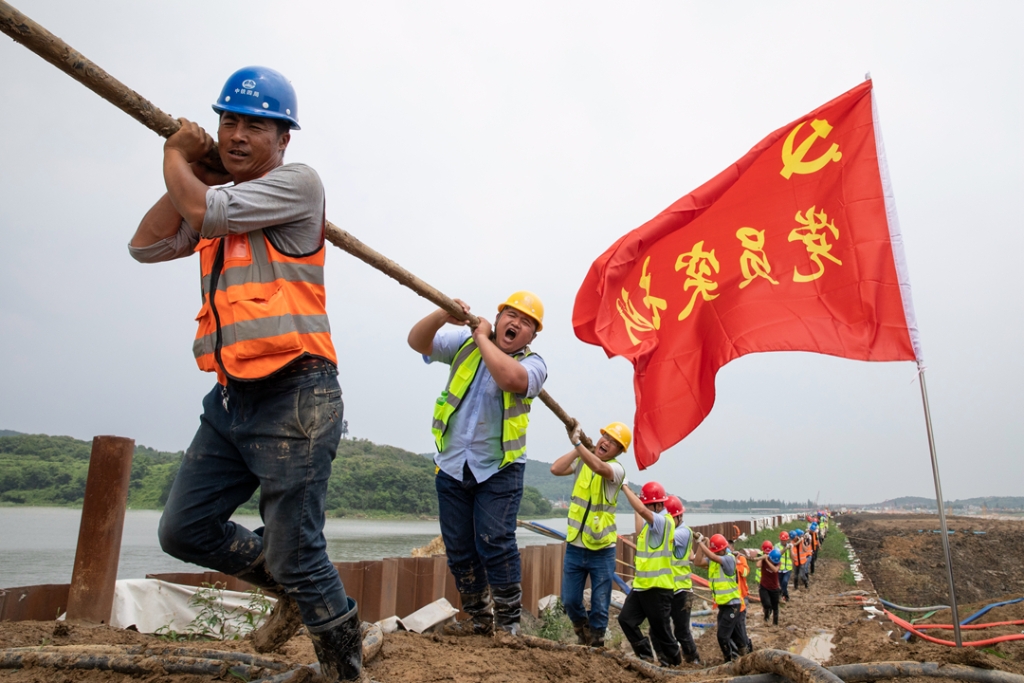 2019年6月21日，蘇錫常太湖隧道工地架設(shè)萬伏電纜，黨員突擊隊在施工現(xiàn)場。