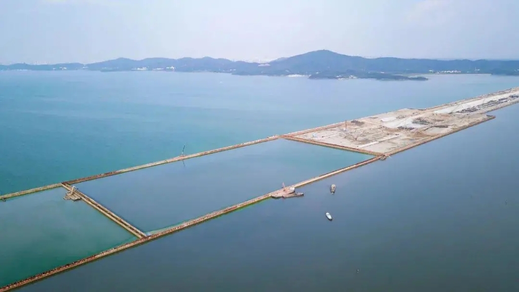 2020年10月3日，隨著最后一根鋼板樁插打至湖底，太湖隧道圍堰順利合龍。歷時2年7個月，馬山段與南泉段在湖中無縫對接，成功實現(xiàn)第一次“牽手”。