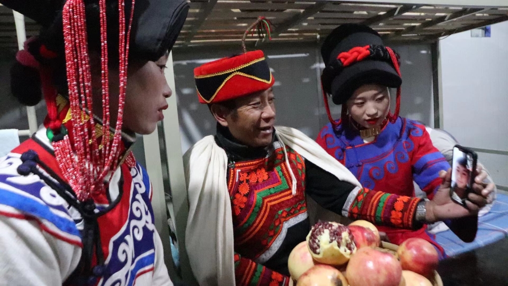 2020年12月21日晚 7 時許，來自大涼山的彝族隧道工們在太湖底下過了一個別樣的“彝年”