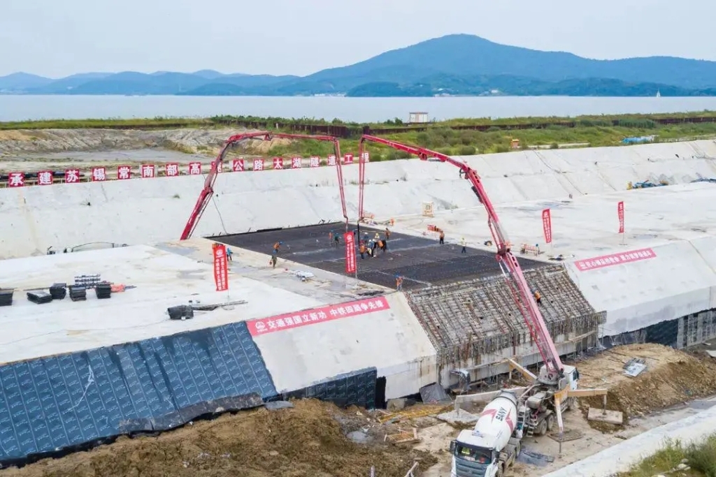 2021年9月5日，中鐵四局施工的太湖隧道南泉段主體工程全部完工。與此同時，南泉段施工轉(zhuǎn)入調(diào)平層、防撞側(cè)石等附屬工程施工階段，為下一步隧道早日通車打下堅實基礎(chǔ)。