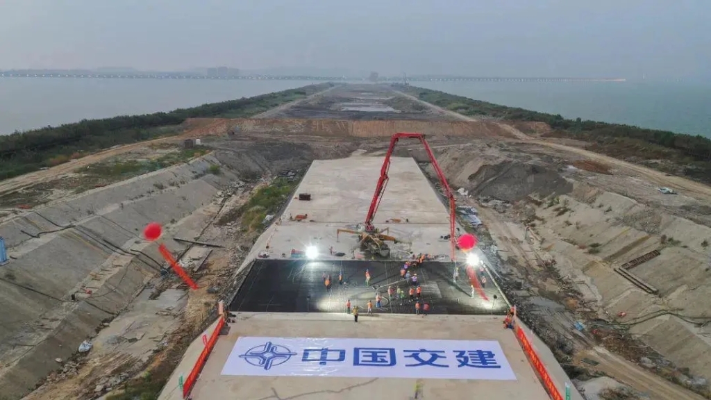 2021年10月9日，太湖隧道所有主體結(jié)構(gòu)施工全部完成，隧道實現(xiàn)全封閉。