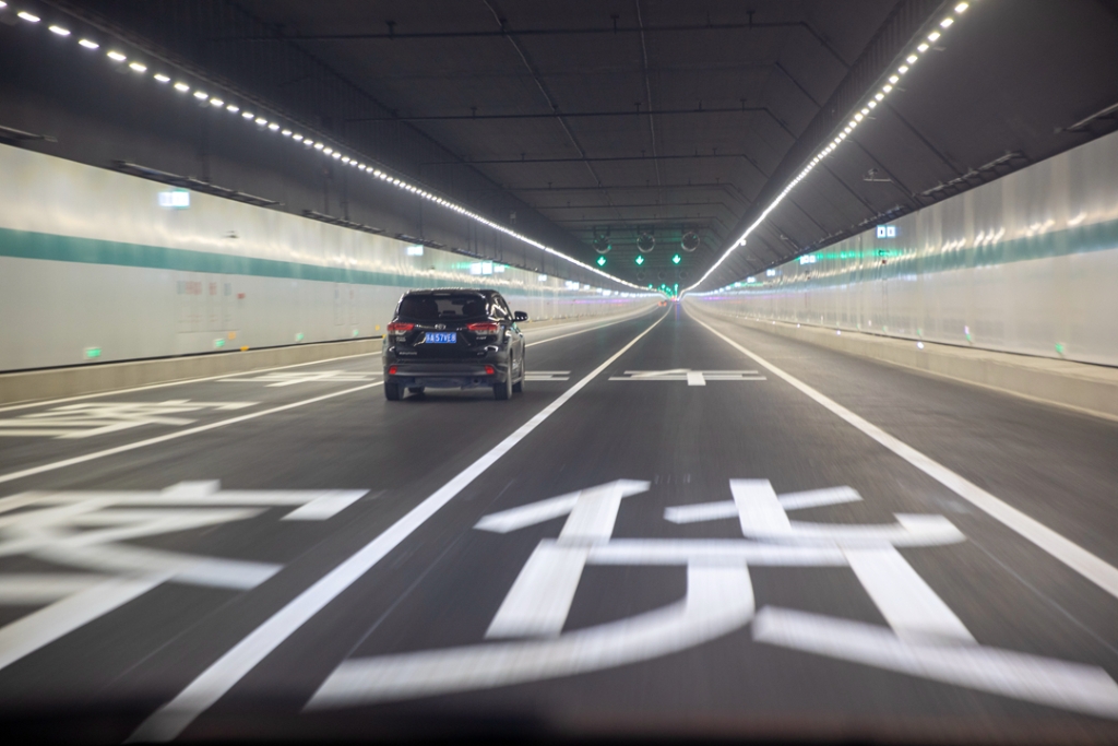 2021年12月30日，車輛在蘇錫常南部高速公路太湖隧道內(nèi)行駛。