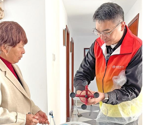 “以旧换新”让老年人“生活焕新”，首批家庭“喜提”居家适老化产(chǎn)品